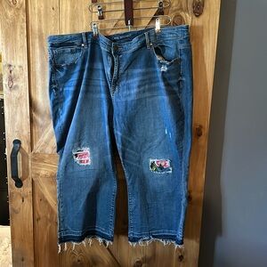 Decorative patches crop distressed jeans